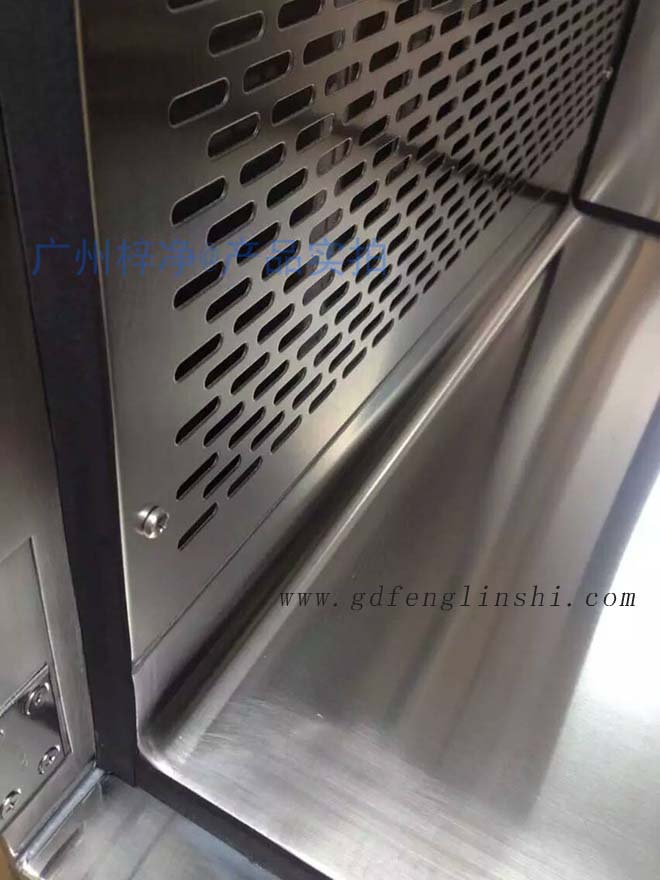 百級層流傳遞窗內(nèi)外雙層殼體，內(nèi)部四周圓弧處理，保證無縫隙連接；