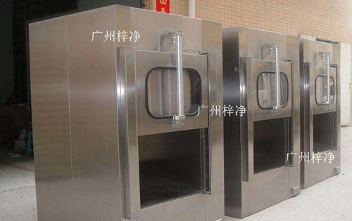 傳遞窗廣泛應用于微細科技、生物實驗室、制藥廠、醫(yī)院、食品加工業(yè)、LCD、電子廠等等一切需要空氣凈化的場所。