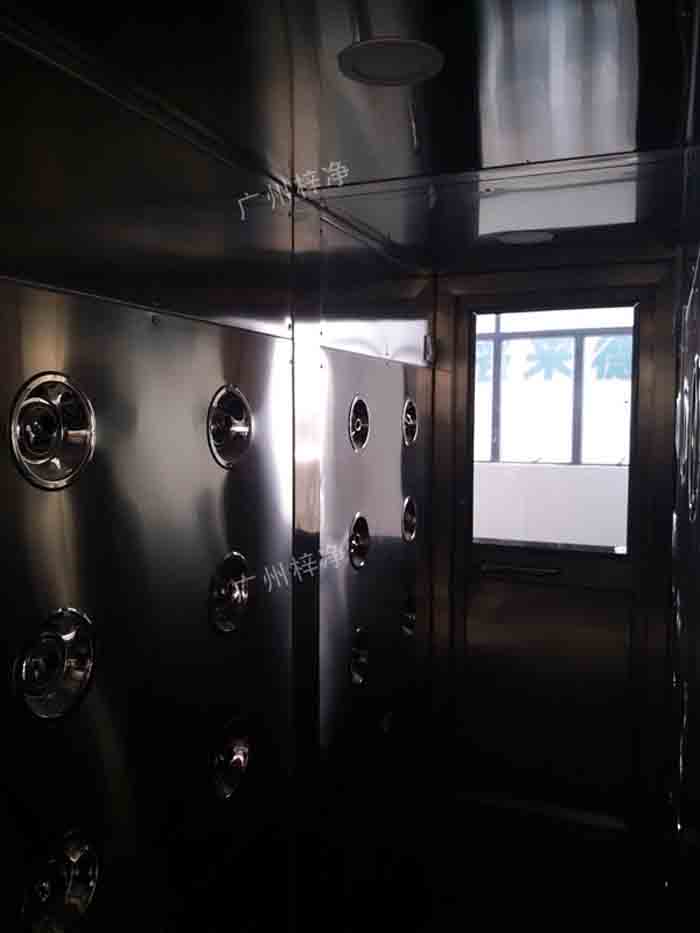 門禁刷卡風(fēng)淋室內(nèi)結(jié)構(gòu)整個(gè)產(chǎn)品外形板材采用304不銹鋼板材沖壓成型，防銹、堅(jiān)固耐用