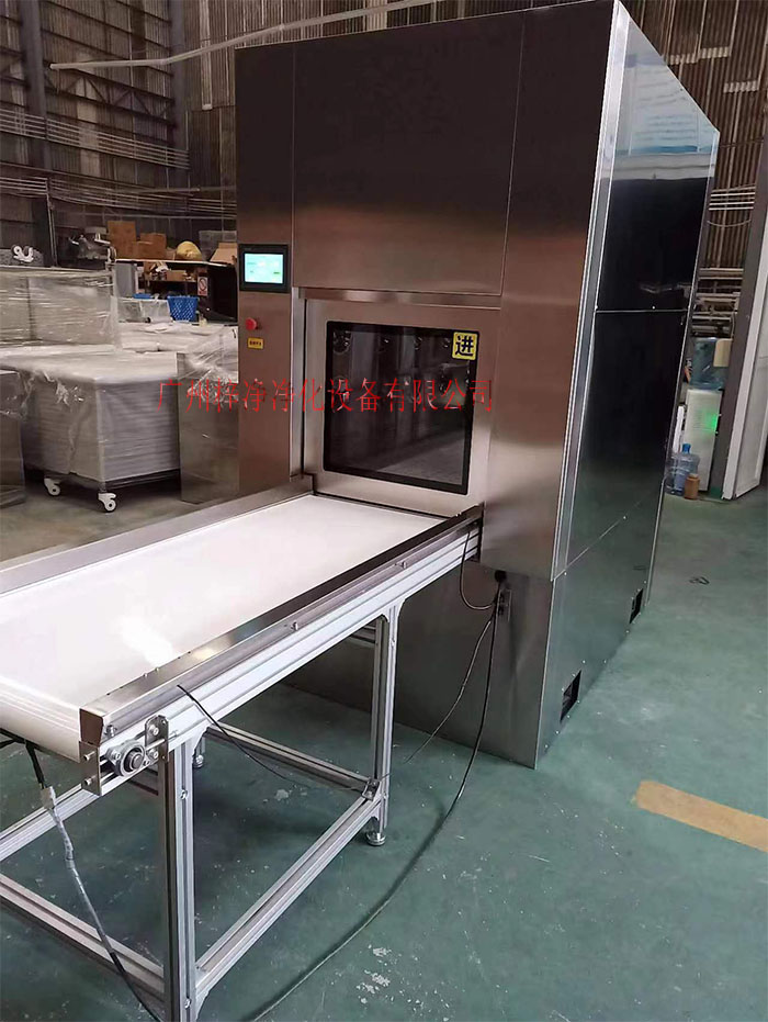 輸送帶傳遞窗還可吹淋被傳遞物品的表面，防止物品可能攜帶塵埃進(jìn)入潔凈室。