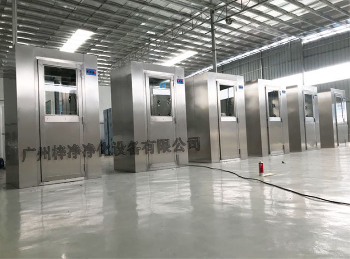 全不銹風(fēng)淋室采用全不銹鋼材質(zhì)制造，具有良好的耐腐蝕性、耐高溫性和耐磨損性。