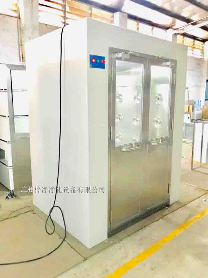烤漆風(fēng)淋室采用冷軋鋼板作為基材，表面經(jīng)過烤漆處理。