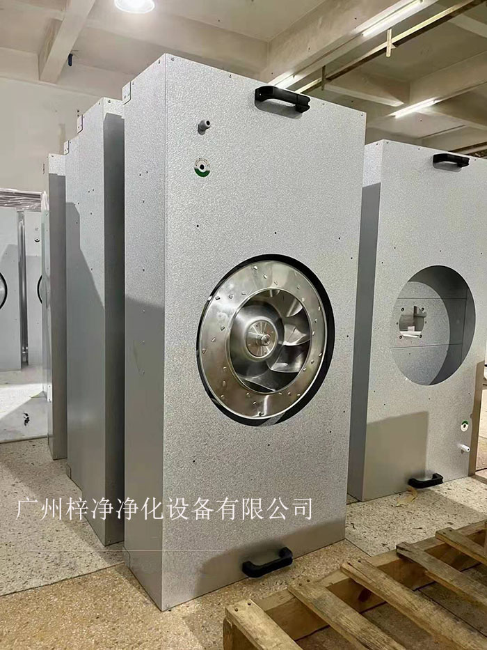 直流FFU適用于半導(dǎo)體、電子、平板顯示器和磁盤驅(qū)動(dòng)器的廠家及光學(xué)、生物工業(yè)及其它對(duì)空氣中污染有嚴(yán)格控制要求的地方。