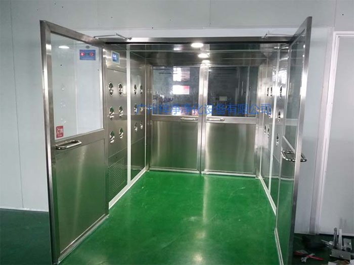 貨淋室主要用于物料表面的除塵，常用于生產(chǎn)線或倉庫的出口處。
