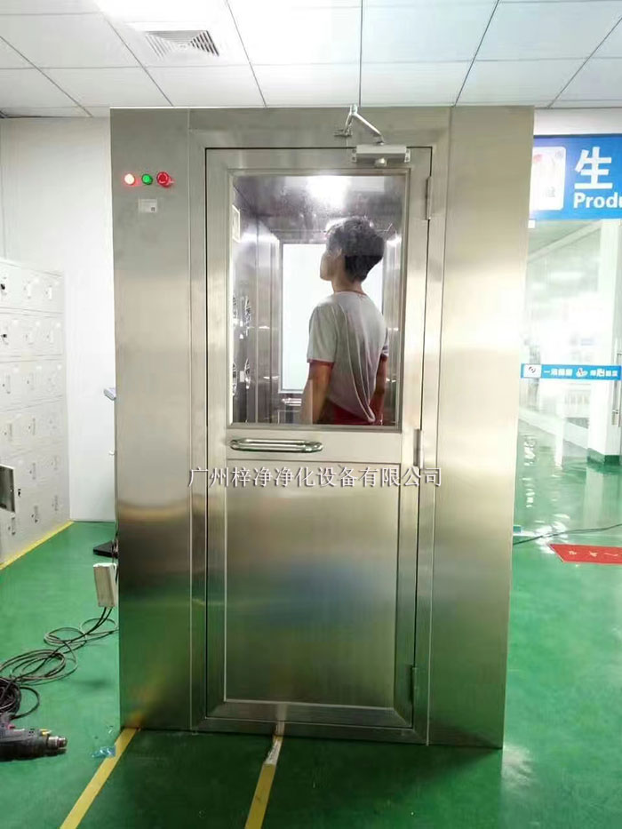 風淋室主要是人員或物品的表面除塵，常用于潔凈室的入口處。