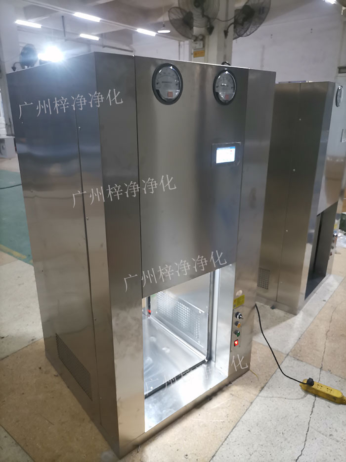 機(jī)器人機(jī)械臂傳遞窗是通過(guò)高精度的傳感器，實(shí)現(xiàn)機(jī)器人與傳遞窗的精準(zhǔn)對(duì)接。