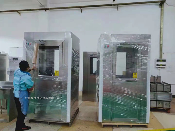 風(fēng)淋室在運輸前，應(yīng)對風(fēng)淋室進行徹底的清潔，并確保內(nèi)部干燥