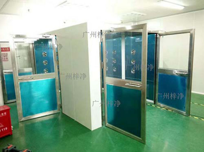 轉(zhuǎn)角風(fēng)淋室應(yīng)安裝在潔凈車間內(nèi)部人流物流頻繁且潔凈度要求較高的區(qū)域。通常位于轉(zhuǎn)角或門口等關(guān)鍵位置。